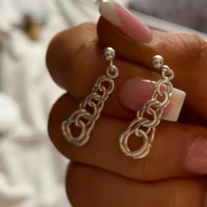 Bismarck örhängen  - Säljer dessa biscmark örhängen! Som är använda en gång dom är i äkta silver! Super fina 💋💋🫶🏼🫶🏼