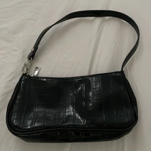 Svart Snakeskin axelväska - Bra skick, oskadad, jätte fin och passar till allt