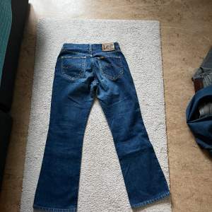 Blåa bootcut lee jeans  Midjemått: 38cm  Innerbenslängd: 72cm 