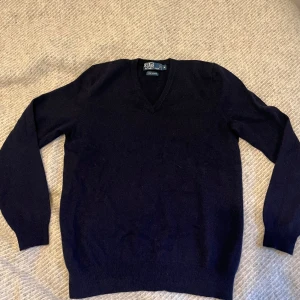 100% Kashmir Ralph Lauren - Säljer denna fina 100% Kashmir tröja från märket Ralph Lauren. Nyskick inga skavanker. Storlek M men sitter lite mindre, mer som S/M. Öppen för frågor🙌