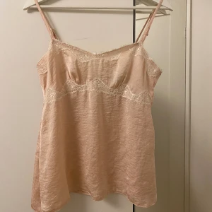 Rosa topp - Jätte söt topp med spetsdetaljer🎀