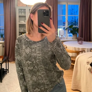 Mönstrad långärmad tröja  - Från Cubus, storlek XS.
