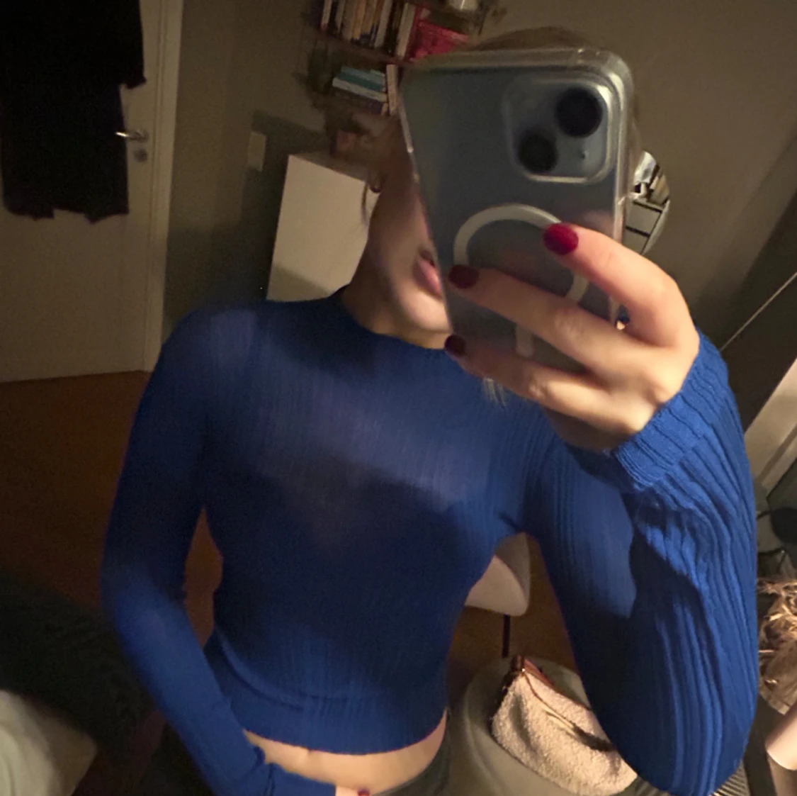 Blå genomskinlig tröja