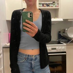 Svart kofta - Kofta med paljetter längs kanten💗