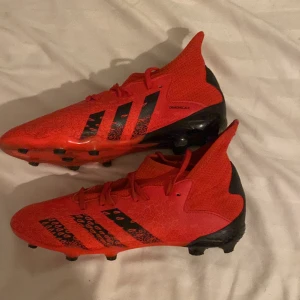 Säljer Adidas predator demonscale storlek 38 ny pris 800 - Bra skick anledning för små   Köpare. Står för frakt