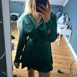 Grön klänning  - Jättefin grön klänning i ett satinlikande material💚Använd 2-3 gånger, så i väldigt bra skick! Från zara 