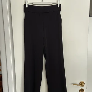 Kostymbyxor  - Svarta vida kostymbyxor från Hm. Använda ett fåtal gånger och i fint skick. Insydda och uppsydda men går att sprätta upp. 
