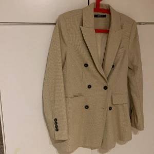 En beige kavaj 🫶 - En superfin beige kavaj från Gina tricot i storlek 38. Säljer denna pga att den aldrig används 🫶. 