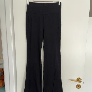 Byxor  - Svarta byxor/leggings! I fint skick.
