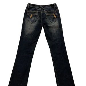 y2k jeans - skitsnygga lågmidjade jeans från revers ⚡️midja: 38 cm med lite stretch. innerbenslängd: 87 cm 💗 skriv om du har frågor! använd gärna köp nu🫶🏻