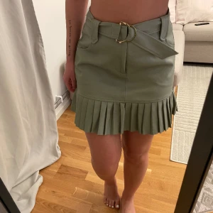 Olivergrön kjol  - Satin kjol med volanger 