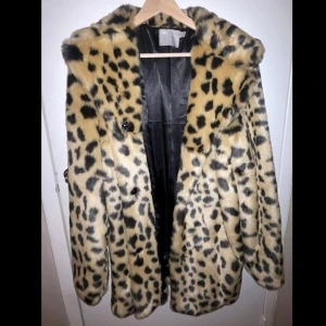 Jacka - En go jacka med leopardmönster! Från Asos. Inköpt för 900kr, aldrig använd endast testad :) strl 36/38 men passar en XS-M. 