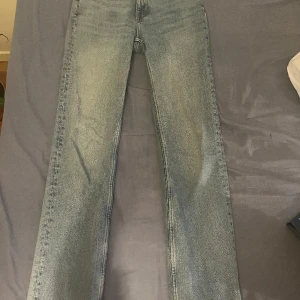 Ljusblå jeans från weekday - - weekday - storlek 26/32 - köpt för 500 - bra skick  - straight leg - låg/mid waist