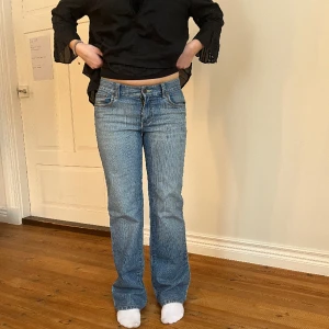 Lågmidjade jeans  - Midjemått( rätt över): 36cm Inerbenslängd: 78cm   Köp gärna via ”KÖP NU” Jag är 170 cm, inga defekter 💕 