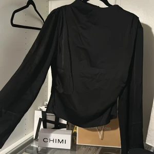 H&m blus  - Säljer denna as snygga blusen från h&m med vida armar som nu är slut i butik, använt den 1-2 gånger men känner att jag inte kommer ha användning för den längre!❣️