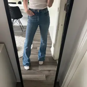 Bootcut jeans från zara. Är 167 cm lång. Köparen står för frakten.