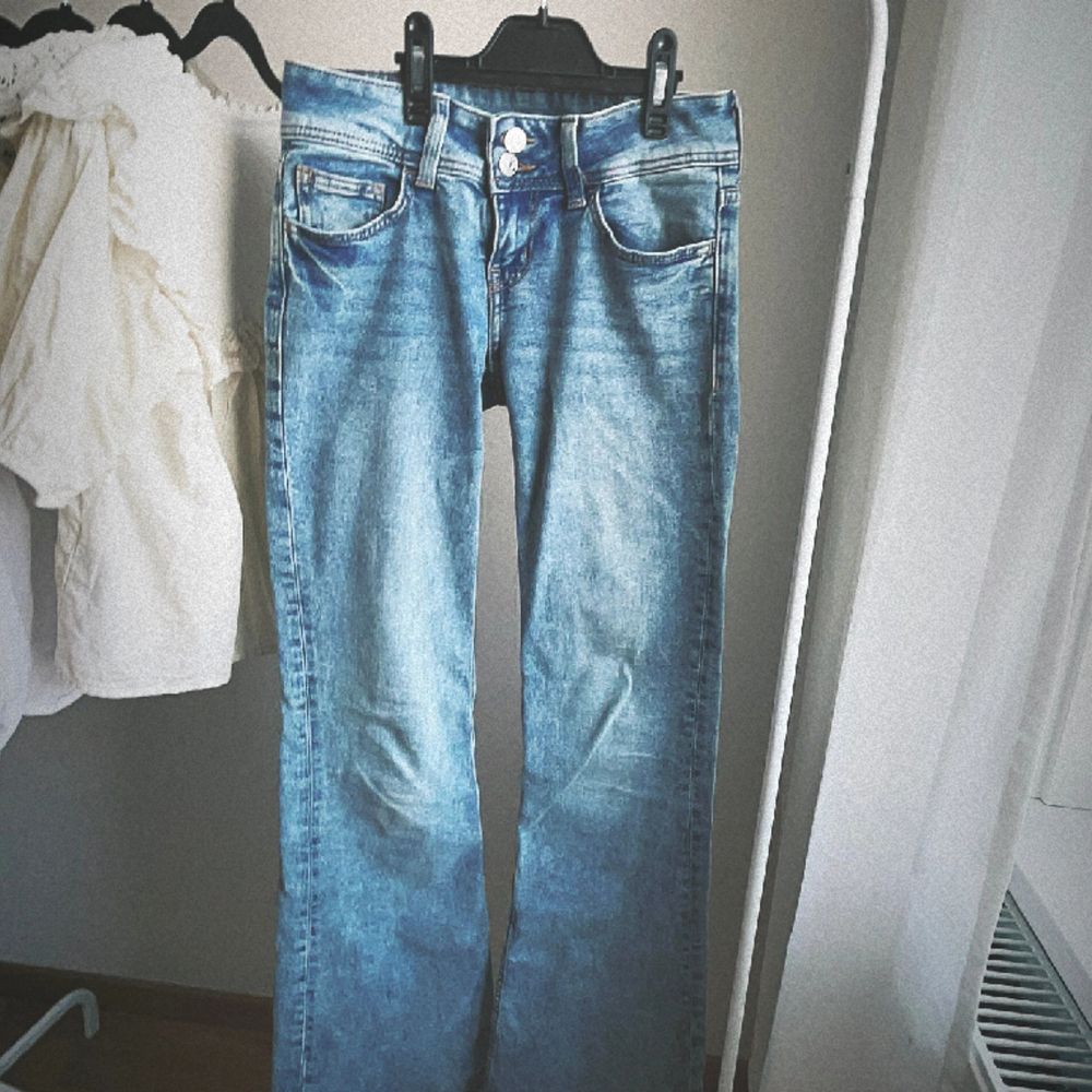 Jag säljer min hm jeans i nyskick utan defekter, storlek 32, skriv för mer bilder💕💕. Jeans & Byxor.
