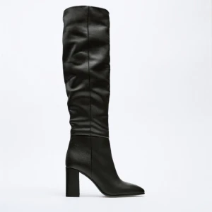 Stövlar - Zara stövlar i äkta läder.  Köpta för 1 år sedan och använda bokstavligen en gång.  Storlek 39 och jag skulle säga att det är väldigt true to size.  Köparen står för frakt.