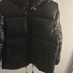 Populära hm jackan  - Vinter jacka i ett glansigt material  Säljer den då jag har en annan jacka så denna inte kommer till användning 💕 Om du har storlek s  så kan du även ha denna.   Köpare står för frakt 🩷