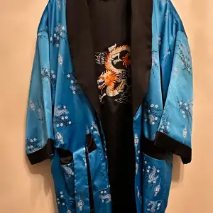 Oanvänd vintage kimono i Satin. Mycket bra skick. 
