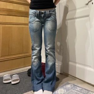 Lågmidjade pepe jeans  - Säljer dessa as snygggaa jeans från pepe med jätte coola detaljer! Har sytt om dom så att de är mer bootcut och även sytt upp dem så skulle säga att de passar någon som är 158-165 vem lång och har xs/s💗Frakt kostar 49kr!