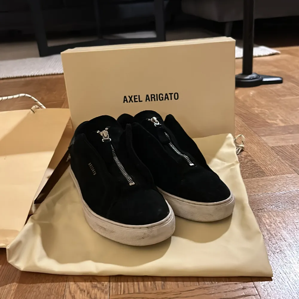 Säljer nu ett par Axel arigato skor som är i skick 7.5/10 .box och dustbag finns kvar. . Skor.