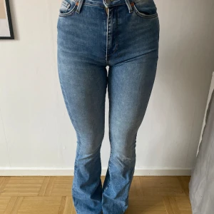 Bikbok peachy flare  - Längd 31 Knappt använda Personen på bilden är 163 cm lång