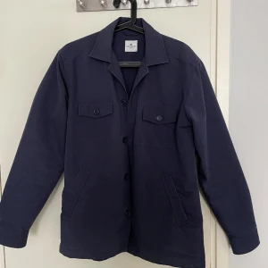 John Henric overshirt  - Säljer min väldigt snygga och stilrena overshirt från John Henric. Skicket är 10/10 då jag inte använt den mycket, passar väldigt bra nu till våren. Storlek M men passar även L då den sitter lite stort på mig. Nypris 1499kr