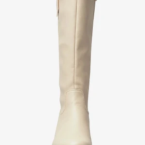 Stövlar från Ellos  - Stövlar i mjuk skinnimitation med grov sula. Hank upptill på utsidan skaftet och dragkedja samt resår på insidan. Foder i textil. • Skafthöjd ca 33,5 cm. • Skaftvidd upptill ca 37 cm. • Klackhöjd ca 5 cm. • Sulans höjd ca 4 cm.