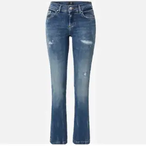 Säljer dessa jeans från ltb som är köpta här på Plick helt nya💝 De var tyvärr fel storlek och därför endast använda ett fåtal gånger. Skriv om ni har frågor! pris kan diskuteras 