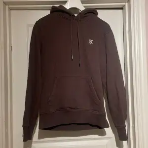 En riktigt snygg daily paper Hoodie! Inga defekter är som i ny skick! Storlek XS men passar nog även S! Nypris: 1000. Skriv Pm vid frågor.