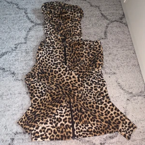 Leopardmönstrad juicy sett från Gina tricot🐆 - Ett mjukis sett från Gina i st xs❤️ Liknande juicy couture❤️  100kr st 200 för båda