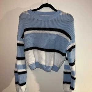 Stickad tröja - En blå/svart/vit randig stickad tröja ifrån Shein♥️ Storlek: M♥️ ♥️♥️♥️