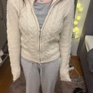 Stickad kofta - Väldigt fin stickad kofta ifrån veromoda, säljer då den knapp används❤️
