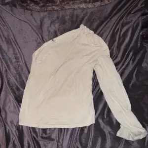 En beige finare tröja med endast en ärm (vänster) från Cubus♥️ Storlek: S ♥️♥️♥️