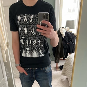 Dondup t shirt - Snygg Dondup t shirt som passar bra till sommar och vår, väldigt sällsynt och ni kommer garanterat inte se någon annan med samma tröja Dm för fler bilder och funderingar 