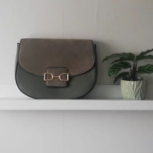 Axelväska - Fin axelväska passar både till vardag och till fest får plats med mycket👍