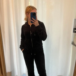 Juicy Couture Sett - Använde detta förra året och har inte inte sträkt mig efter detta sett på länge, de borde få ett nytt hem💗 Tröjan är M och byxorna XS men de är stora i storleken så sitter som en normal S🥰