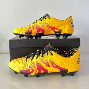 Fotbollsskor Adidas - Adidas X15.1 Leather 🦁lättviktiga fotbollsskor med läder material 🤩 väldigt sällsynta svårt att få tag på idag. 8,5/10 skick 💎 Hör av dig vid minsta fundering ⚽️