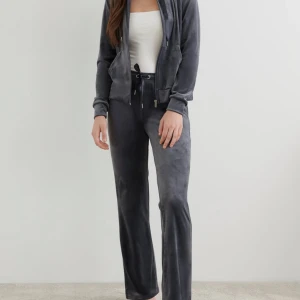 Gina tricot mjukisdress  - Grått mjukisett, priset är för hela settet. Byxorna är i strl Xs och koftan i S