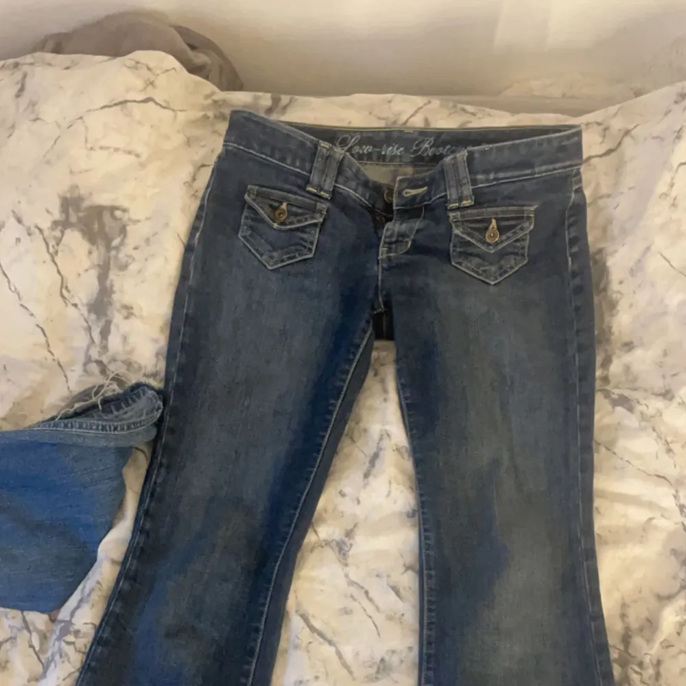 säljer dessa skit snygga jeans då de inte kommer till användning och måste rensa ut min garderob, väldigt bra skick skriv privat för mer bilder elelr mått 💘 pris kan absolut diskuteras . Jeans & Byxor.