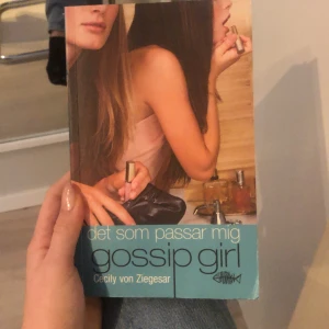 Böcker - Säljer denna gossip girl boken i bra skick, kontakta vid frågor