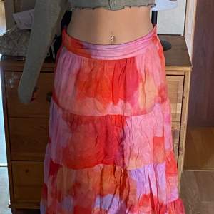 kjol från lindex sommarkollektionen 2023 som jag insåg att jag aldrig kommer använda. Storlek 38 och maxi (är 175 cm lång). Endast provad. 