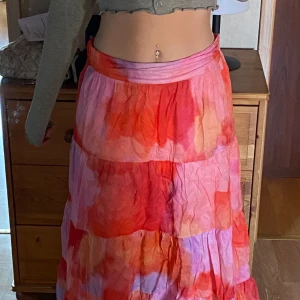 lindex kjol - kjol från lindex sommarkollektionen 2023 som jag insåg att jag aldrig kommer använda. Storlek 38 och maxi (är 175 cm lång). Endast provad. 