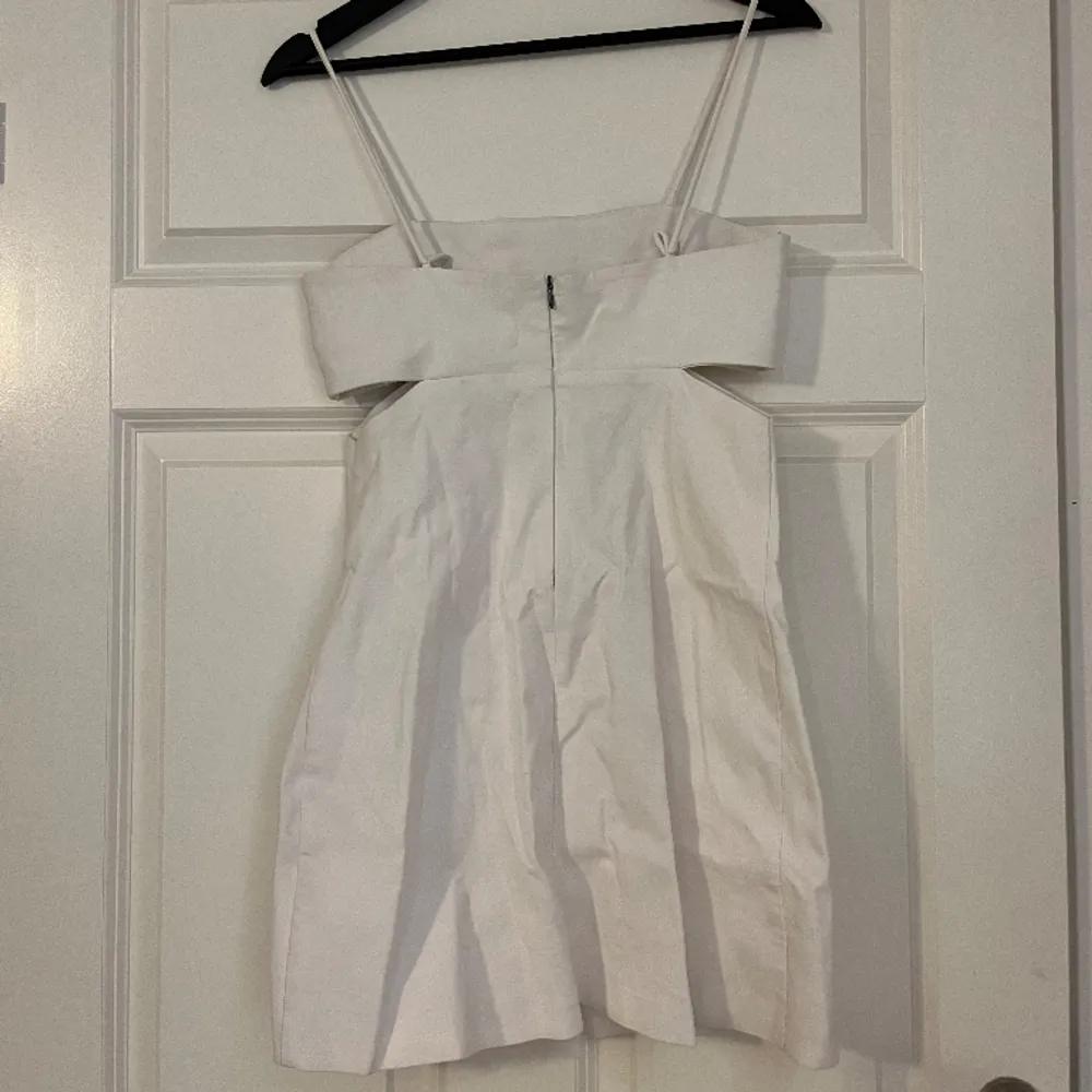 Kort vit klänning med dragkedja i ryggen. Tvättas innan jag skickar den. . Klänningar.