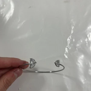 Armband  - Säljer denna armband. (Inte äkta silver). Säljer för 35kr