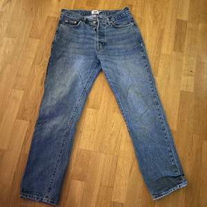Blåa jeans från lager 157, storlek W28 och L 32, byxorna är riktigt sköna men jag behöver tyvärr sälja dem på grund av att dem blev fel små för mig (skick 9/10) bara använda ett fåtal gånger