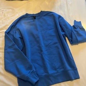 Sweatshirt - Jätteskön sweatshirt från Lindex i en fin blå färg, bra skick💙 strl XS men mer som en M