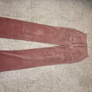 juicy Couture byxor - Detta är ett par jätte fina Juicy Couture byxor men dom är tyvärr stora för mig. 