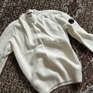 Stickad tröja i fleece knit i näst intill nyskick
